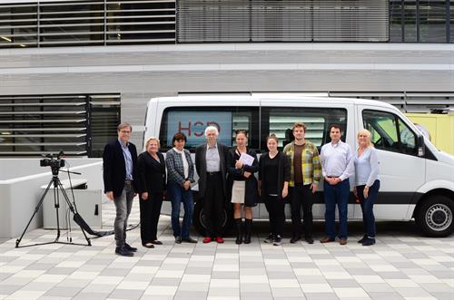 Prof. Anja Vormann (Mitte) und Dipl.-Ing. Florian Boddin (4.v.li.) bei der Vorstellung des Ü-Wagens mit Mitgliedern des Präsidiums. Foto: Adriane Gruau   